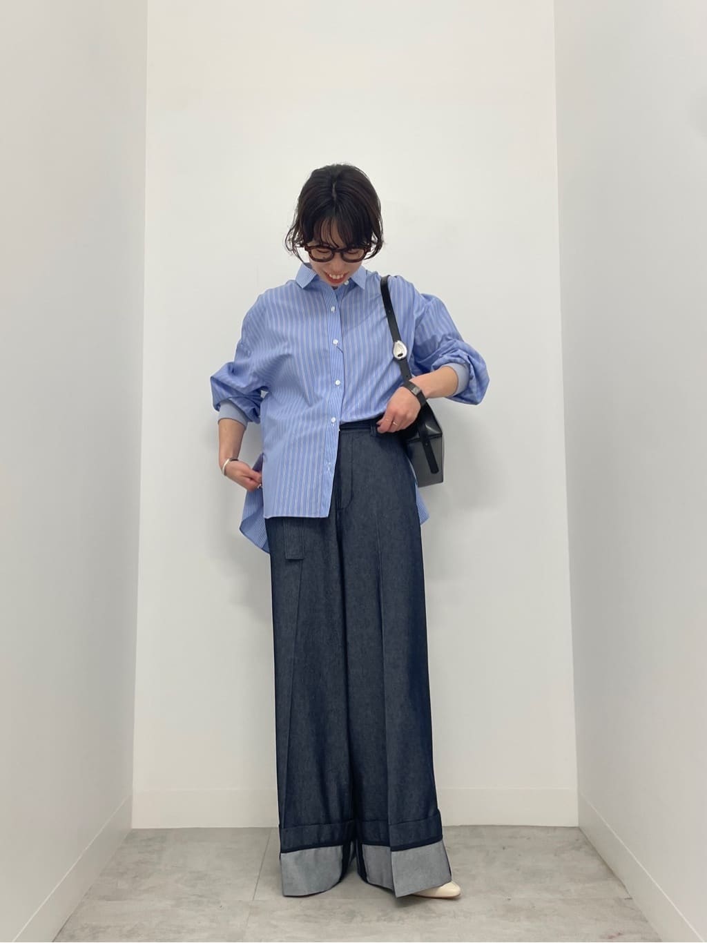 Vinのバックタックストライプシャツを使ったコーディネートを紹介します。｜Rakuten Fashion(楽天ファッション／旧楽天ブランドアベニュー)5400362