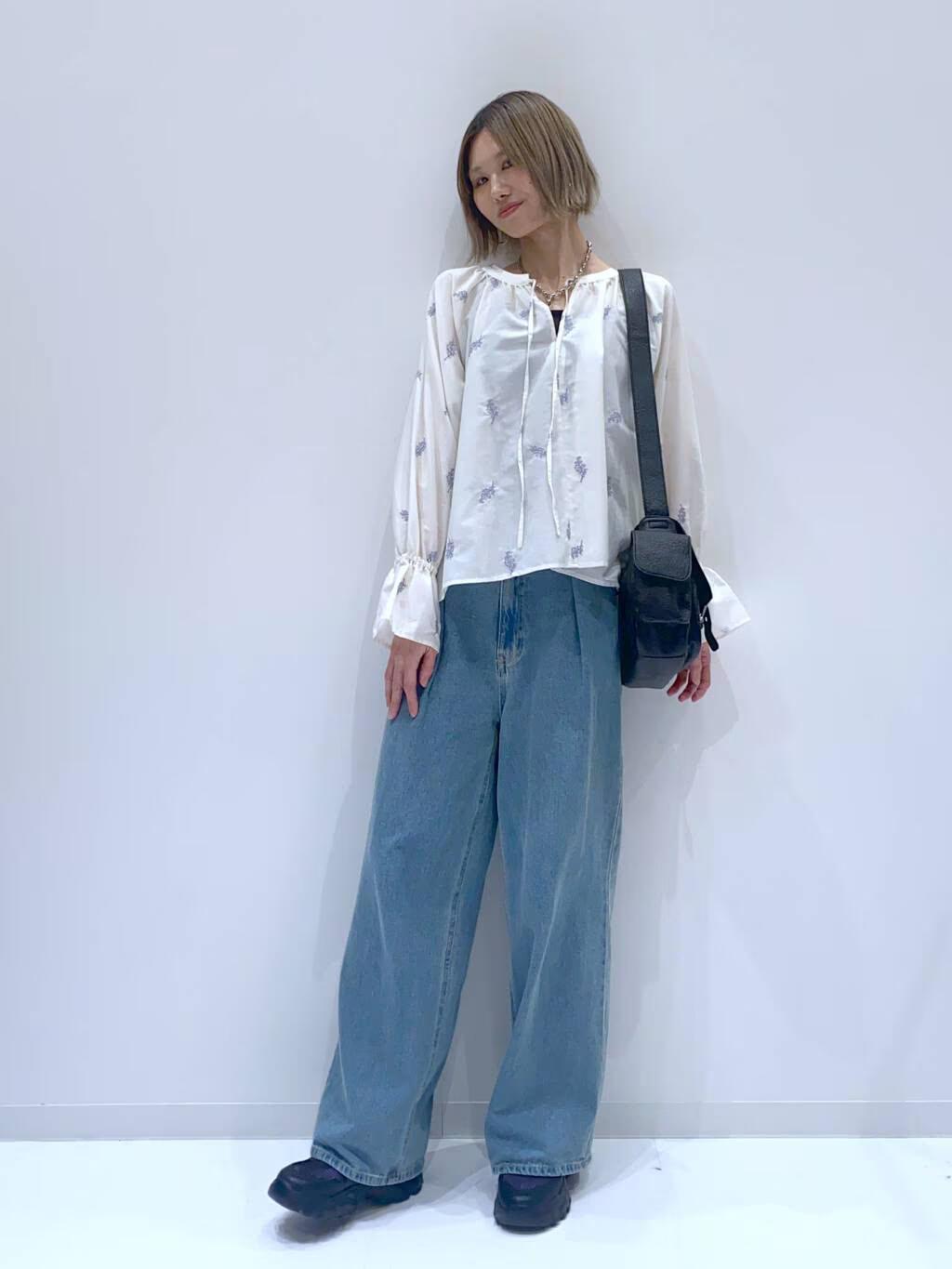 LAKOLEのフラワー刺繍ブラウスを使ったコーディネートを紹介します。｜Rakuten Fashion(楽天ファッション／旧楽天ブランドアベニュー)5405486