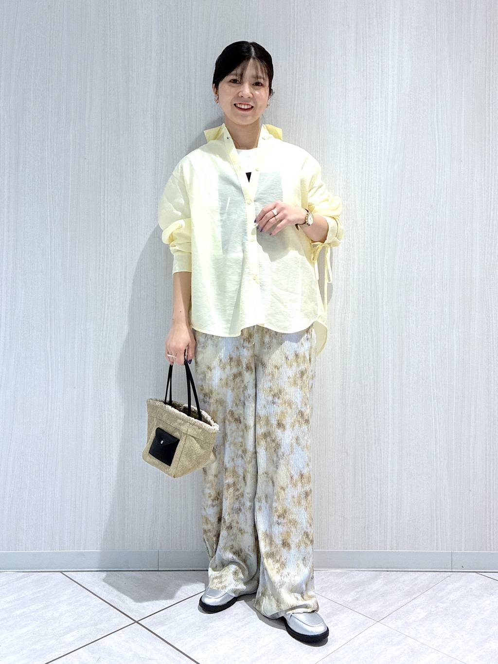 LAKOLEの袖シャーリングシャツ4を使ったコーディネートを紹介します。｜Rakuten Fashion(楽天ファッション／旧楽天ブランドアベニュー)5405493