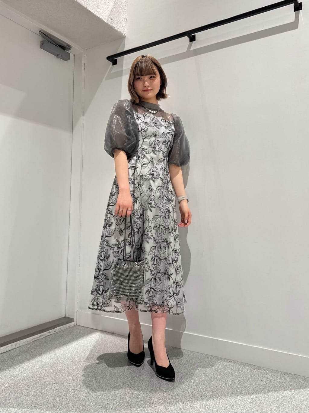 LASUDのバルーンスリーブフラワー刺繍ドレスを使ったコーディネートを紹介します。｜Rakuten Fashion(楽天ファッション／旧楽天ブランドアベニュー)5413490