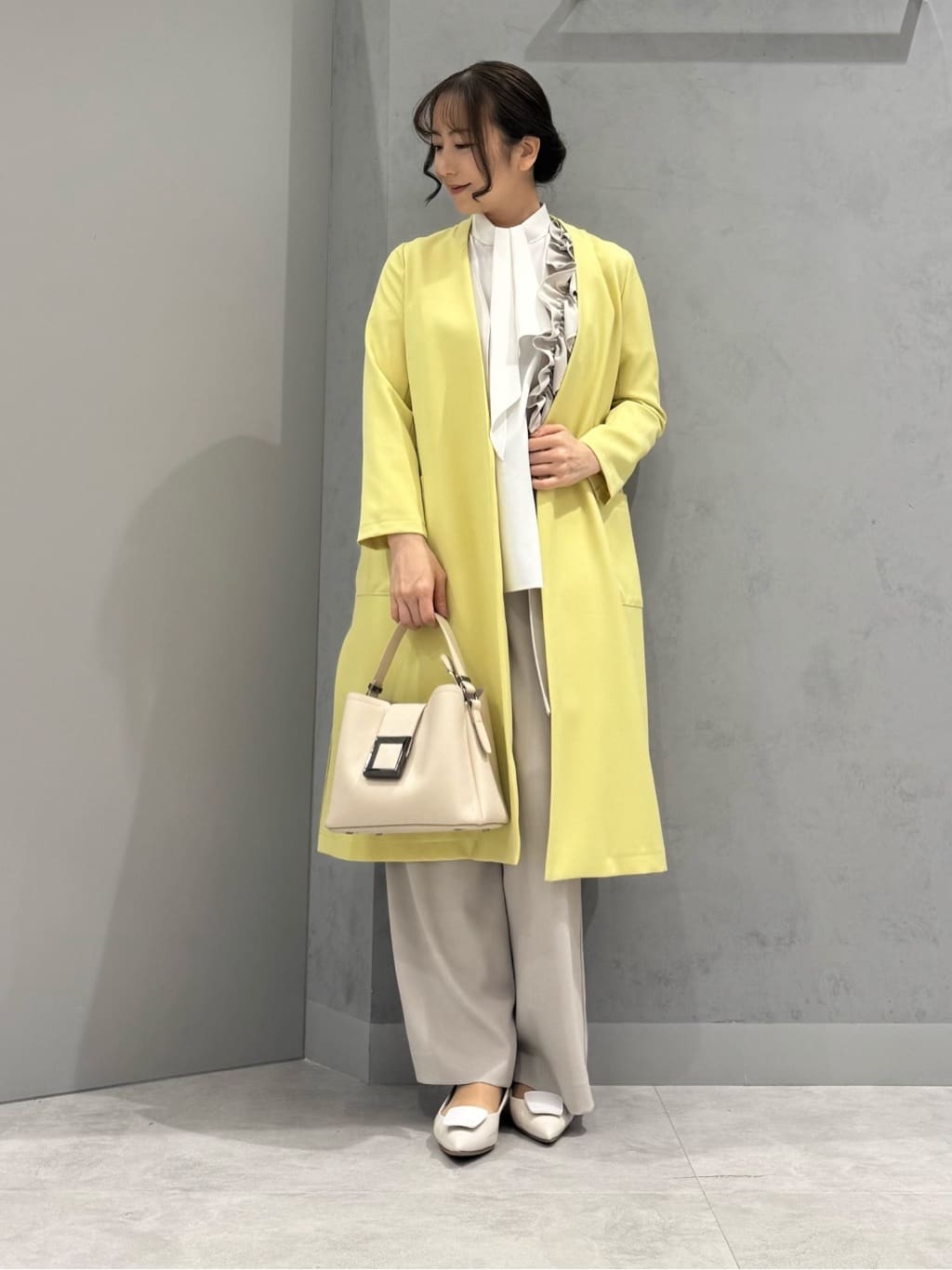 VinのVネックノーカラーロングコートを使ったコーディネートを紹介します。｜Rakuten Fashion(楽天ファッション／旧楽天ブランドアベニュー)5415809