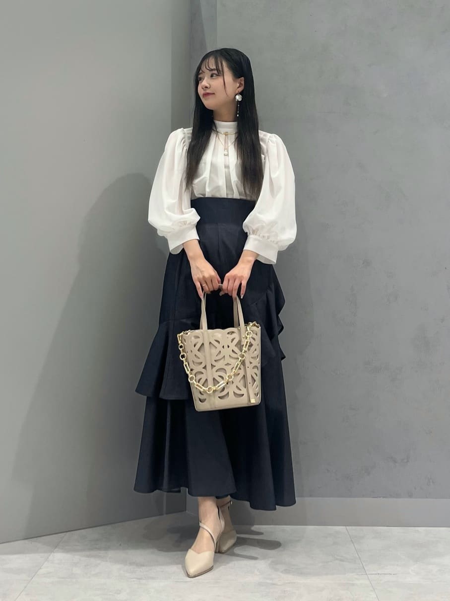 Vinのシアーパフスリーブブラウスを使ったコーディネートを紹介します。｜Rakuten Fashion(楽天ファッション／旧楽天ブランドアベニュー)5416546