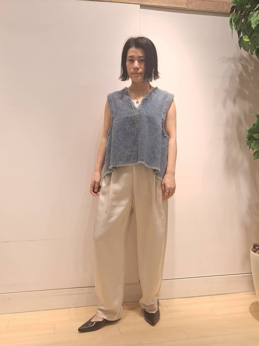 LASUDのシルクライクコクーンワイドパンツを使ったコーディネートを紹介します。｜Rakuten Fashion(楽天ファッション／旧楽天ブランドアベニュー)5420456