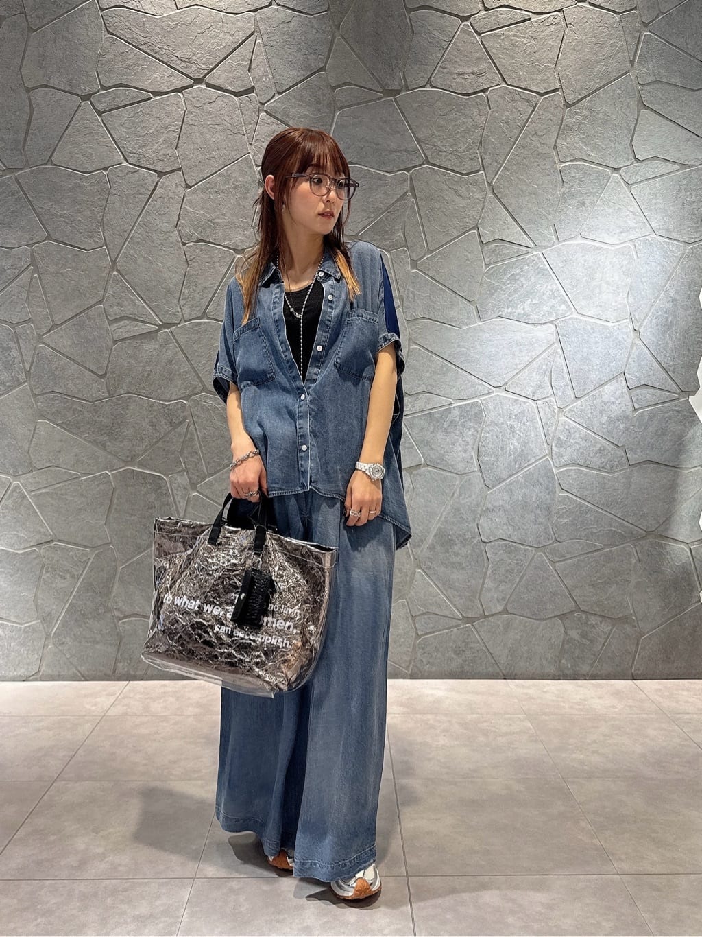 LASUDのドッキングデザインテンセルデニムシャツを使ったコーディネートを紹介します。｜Rakuten Fashion(楽天ファッション／旧楽天ブランドアベニュー)5420677