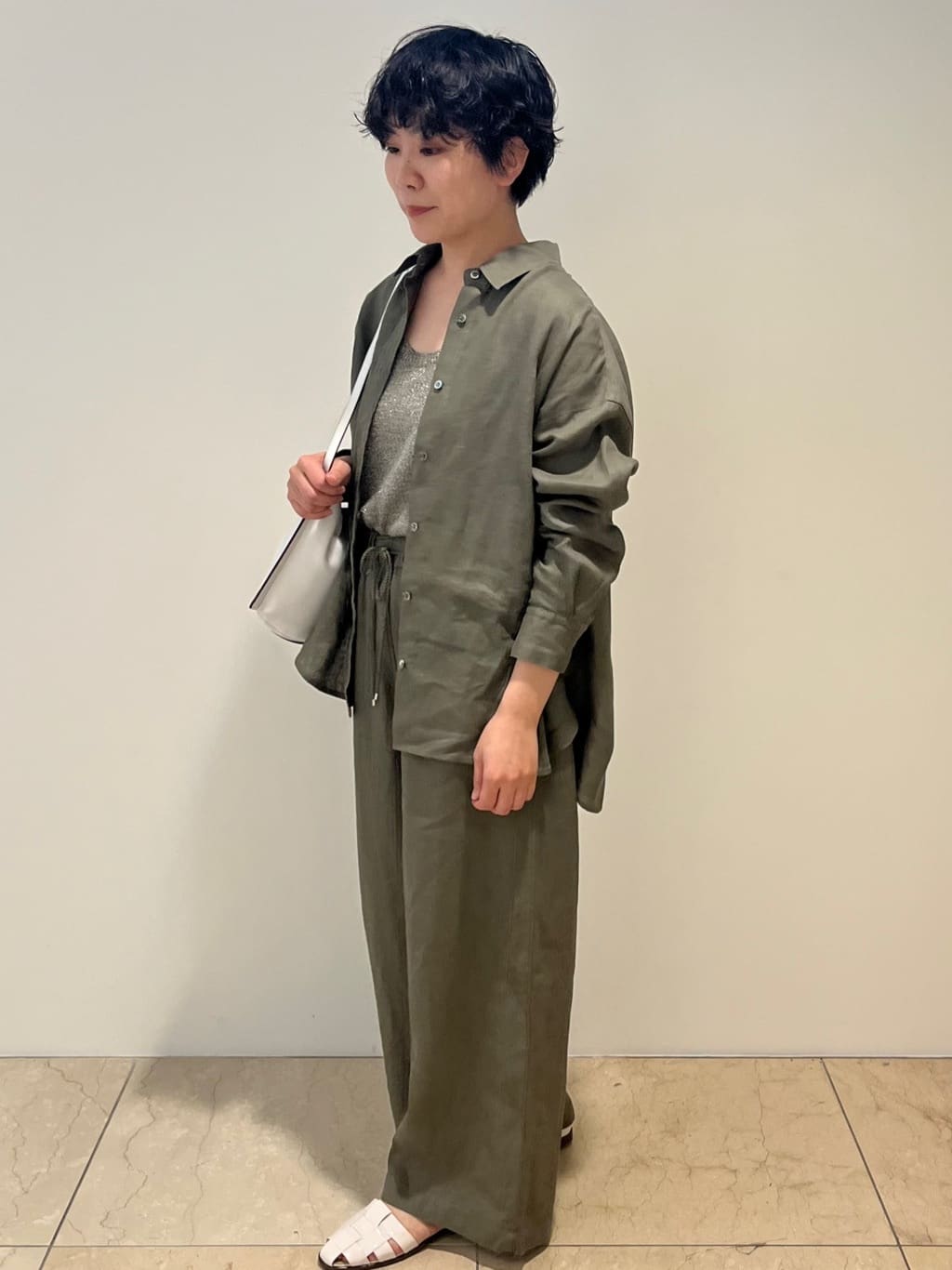 1er Arrondissementのウォッシュリネンシャツを使ったコーディネートを紹介します。｜Rakuten Fashion(楽天ファッション／旧楽天ブランドアベニュー)5430876