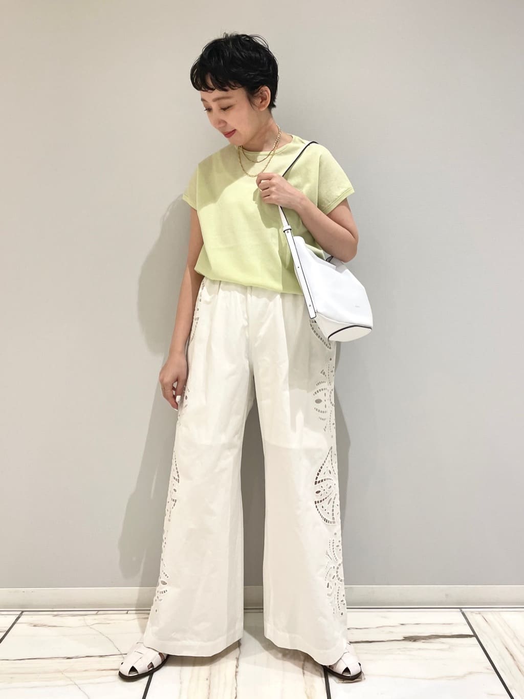 1er Arrondissementのフレンチスリーブボックスニットプルオーバーを使ったコーディネートを紹介します。｜Rakuten Fashion(楽天ファッション／旧楽天ブランドアベニュー)5432038