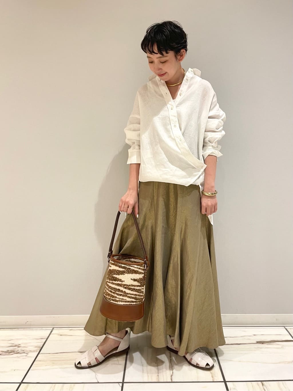 1er Arrondissementのウォッシュリネンシャツを使ったコーディネートを紹介します。｜Rakuten Fashion(楽天ファッション／旧楽天ブランドアベニュー)5440789