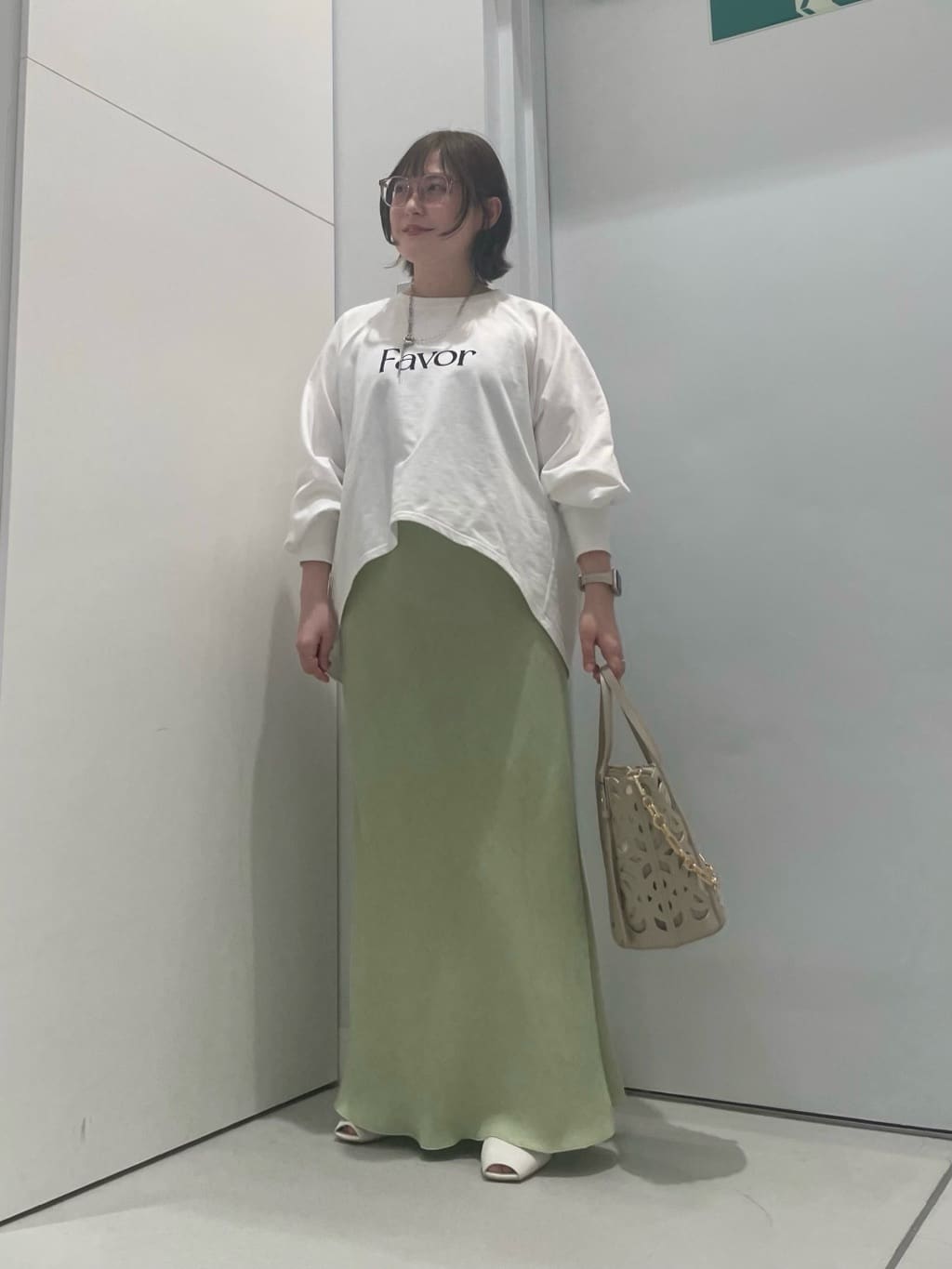 Vinのフロッキーネオンロゴプルオーバーを使ったコーディネートを紹介します。｜Rakuten Fashion(楽天ファッション／旧楽天ブランドアベニュー)5442002