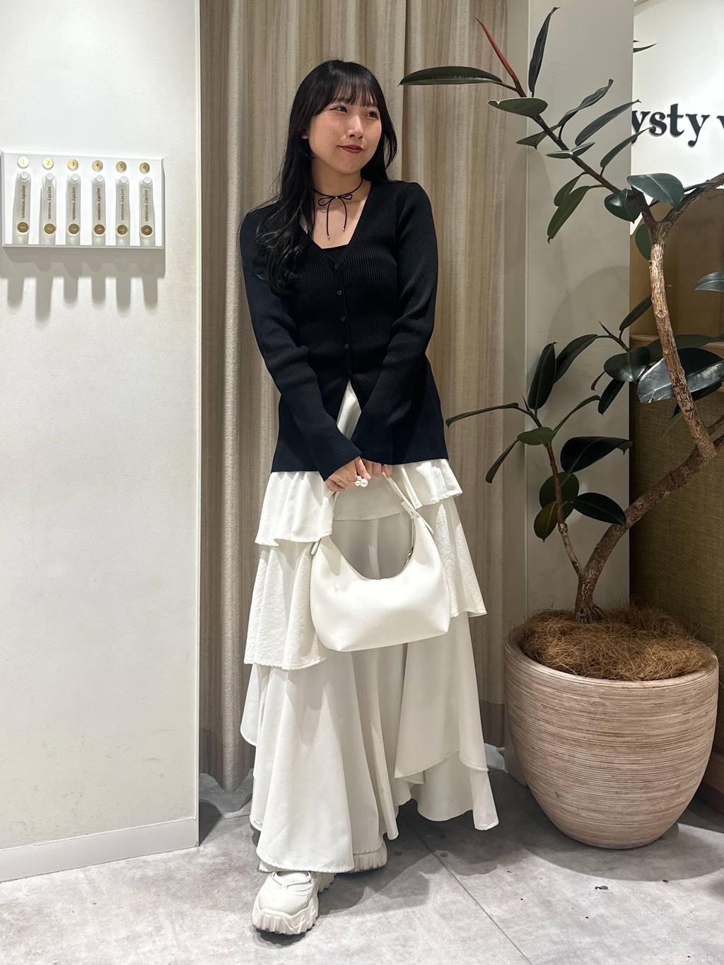 mysty womanのVネックカーディガン×ニットビスチェSETを使ったコーディネートを紹介します。｜Rakuten Fashion(楽天ファッション／旧楽天ブランドアベニュー)5450383