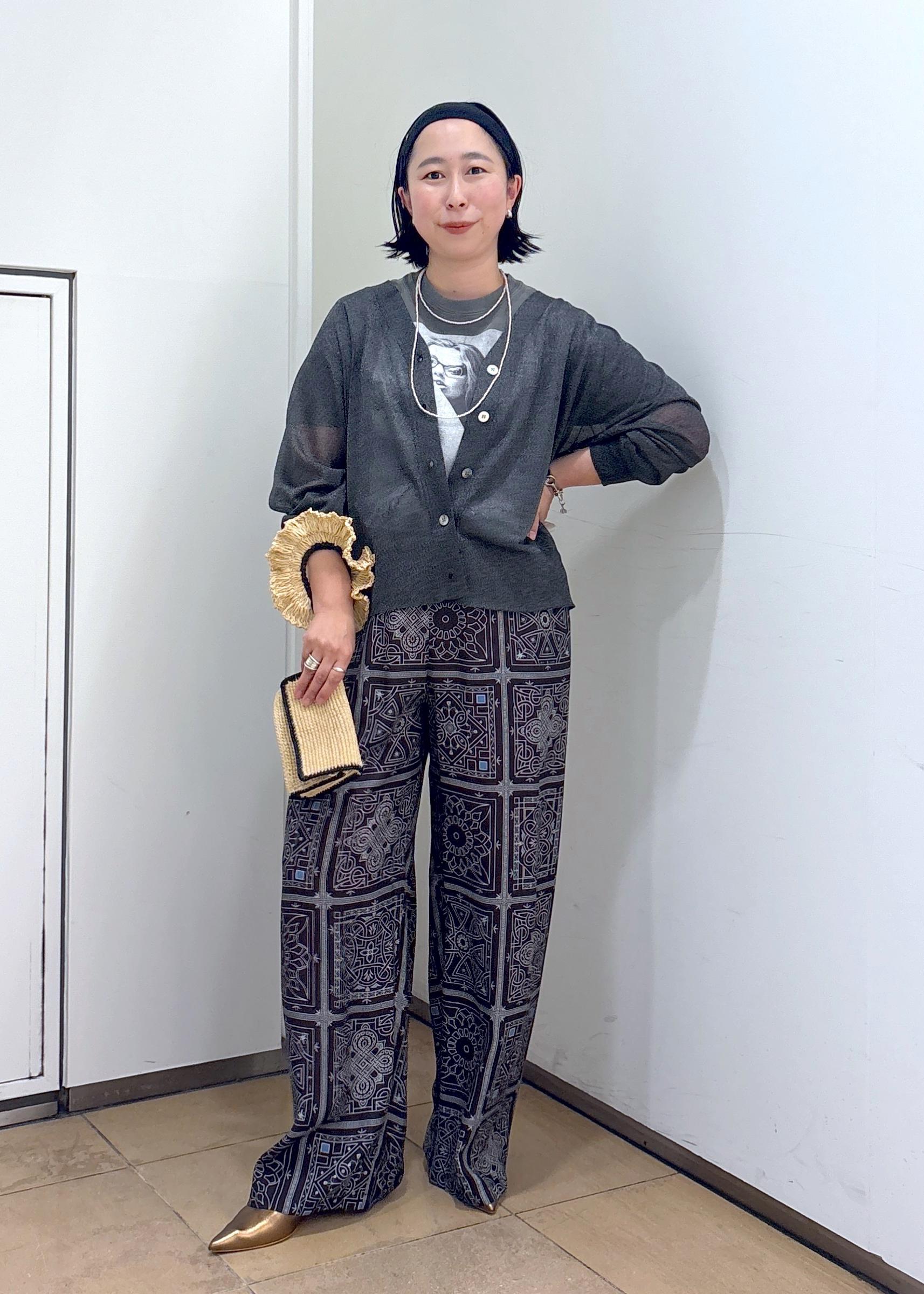 SALON adam et rope'のブライトラメVネックシアーカーディガン[一部WEB限定カラー・手洗い可能]を使ったコーディネートを紹介します。｜Rakuten Fashion(楽天ファッション／旧楽天ブランドアベニュー)5489976