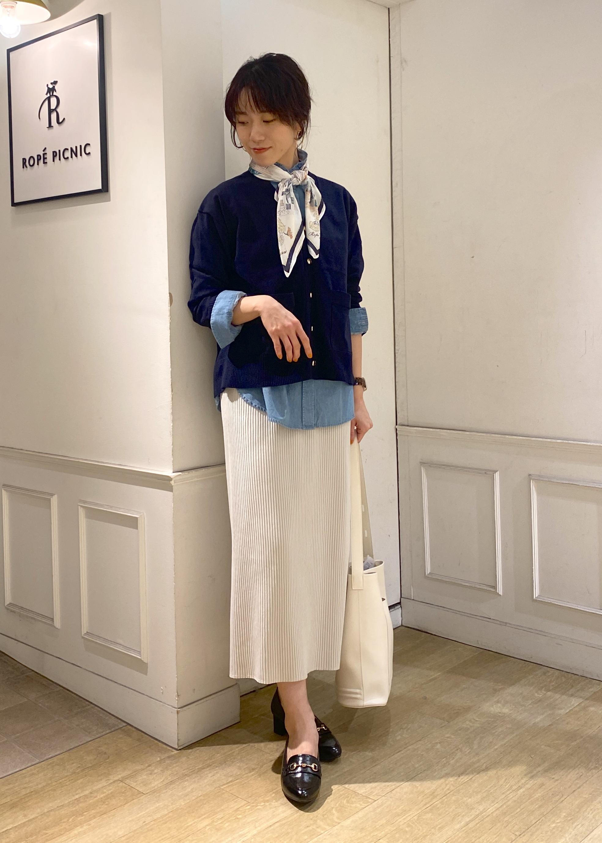ROPE' PICNICのシルク混Vネック金ボタンニットカーディガンを使ったコーディネートを紹介します。｜Rakuten Fashion(楽天ファッション／旧楽天ブランドアベニュー)5490158