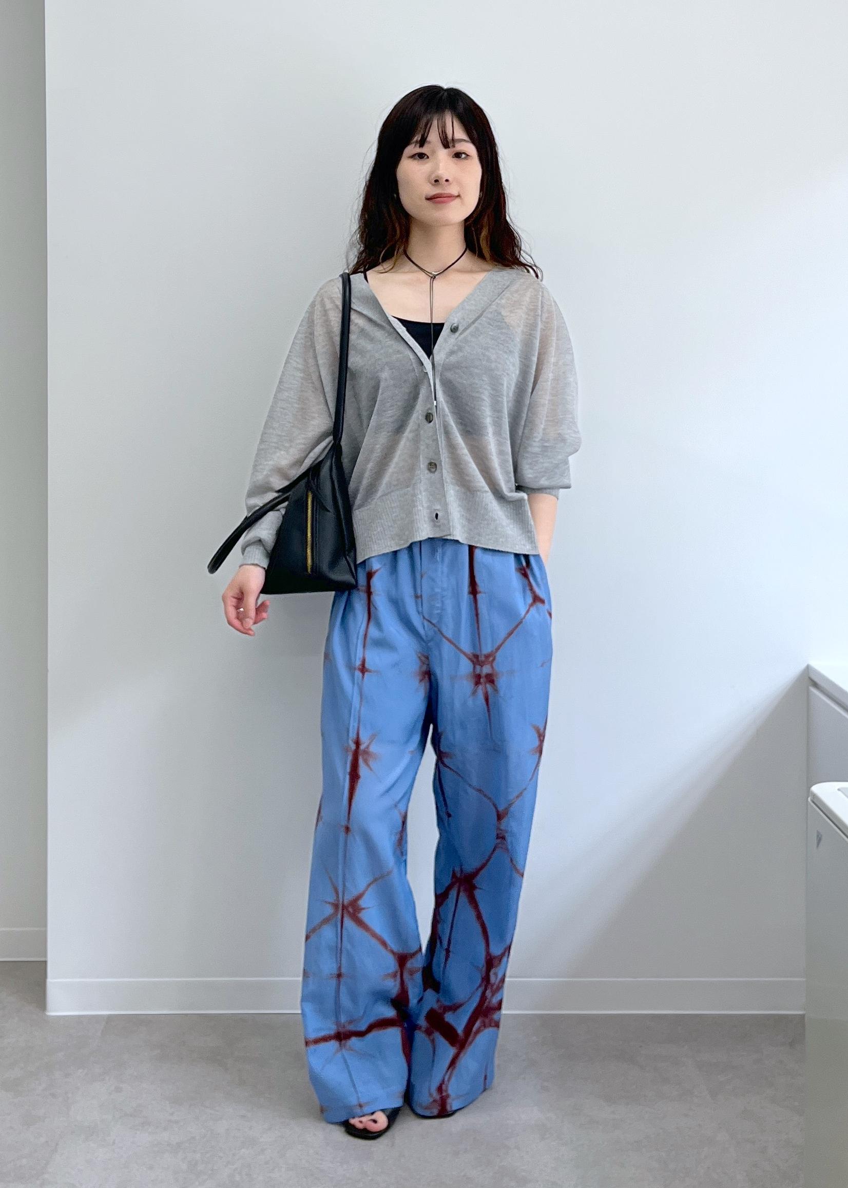 SALON adam et rope'のブライトラメVネックシアーカーディガン[一部WEB限定カラー・手洗い可能]を使ったコーディネートを紹介します。｜Rakuten Fashion(楽天ファッション／旧楽天ブランドアベニュー)5544479