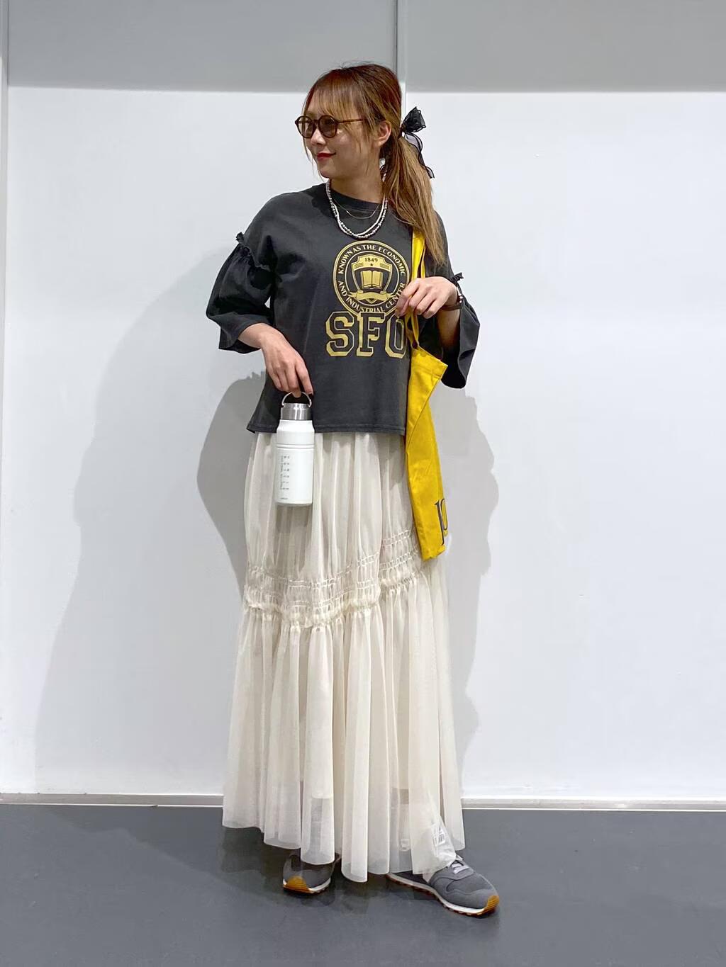 LAKOLEの袖フリルカレッジロゴTを使ったコーディネートを紹介します。｜Rakuten Fashion(楽天ファッション／旧楽天ブランドアベニュー)5471157