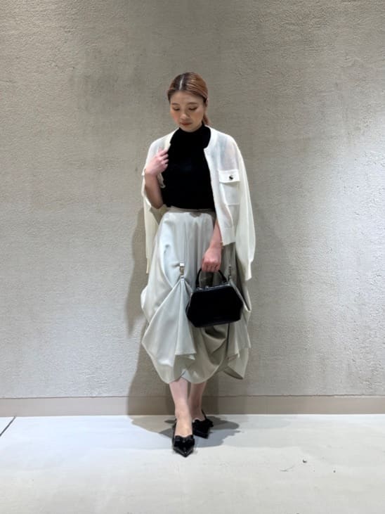 Vinの立体フラワーモチーフノースリーブニットを使ったコーディネートを紹介します。｜Rakuten Fashion(楽天ファッション／旧楽天ブランドアベニュー)5484026