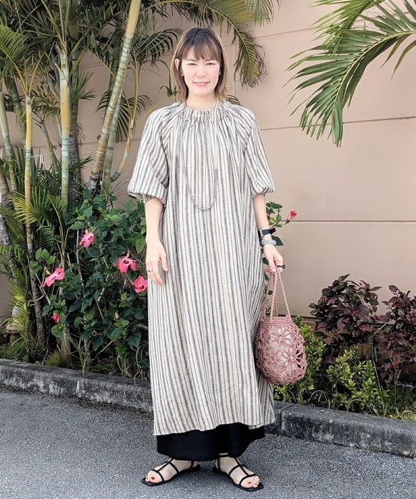 BEAMS HEARTのリネンミックス オフショルダーワンピースを使ったコーディネートを紹介します。｜Rakuten Fashion(楽天ファッション／旧楽天ブランドアベニュー)5489251