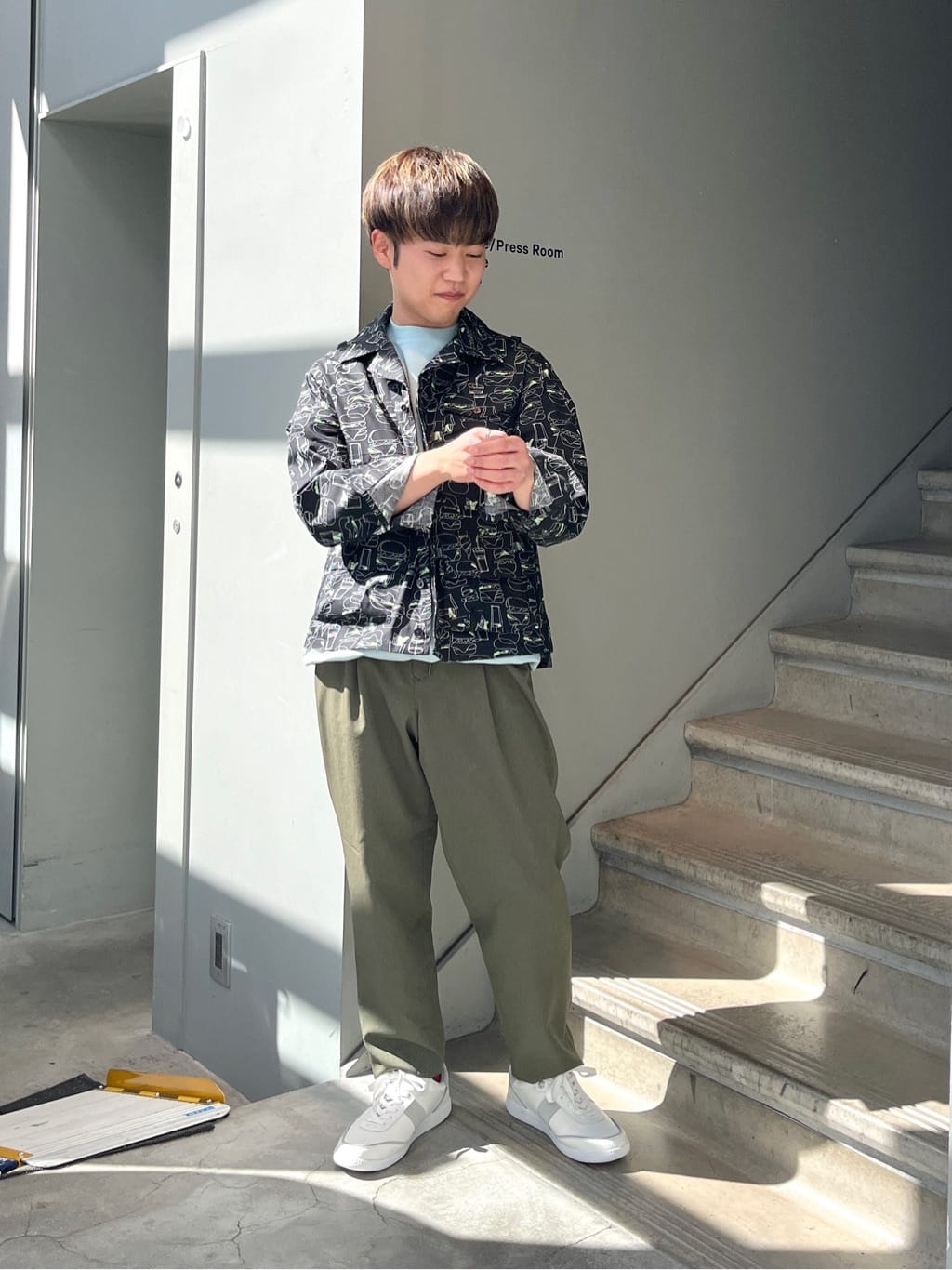 TAKEO KIKUCHIの【多機能】リネンライクカルゼ イージーパンツを使ったコーディネートを紹介します。｜Rakuten Fashion(楽天ファッション／旧楽天ブランドアベニュー)5494227