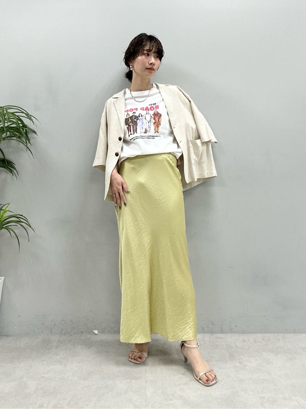LARUTAのとろみサテンナロースカートを使ったコーディネート