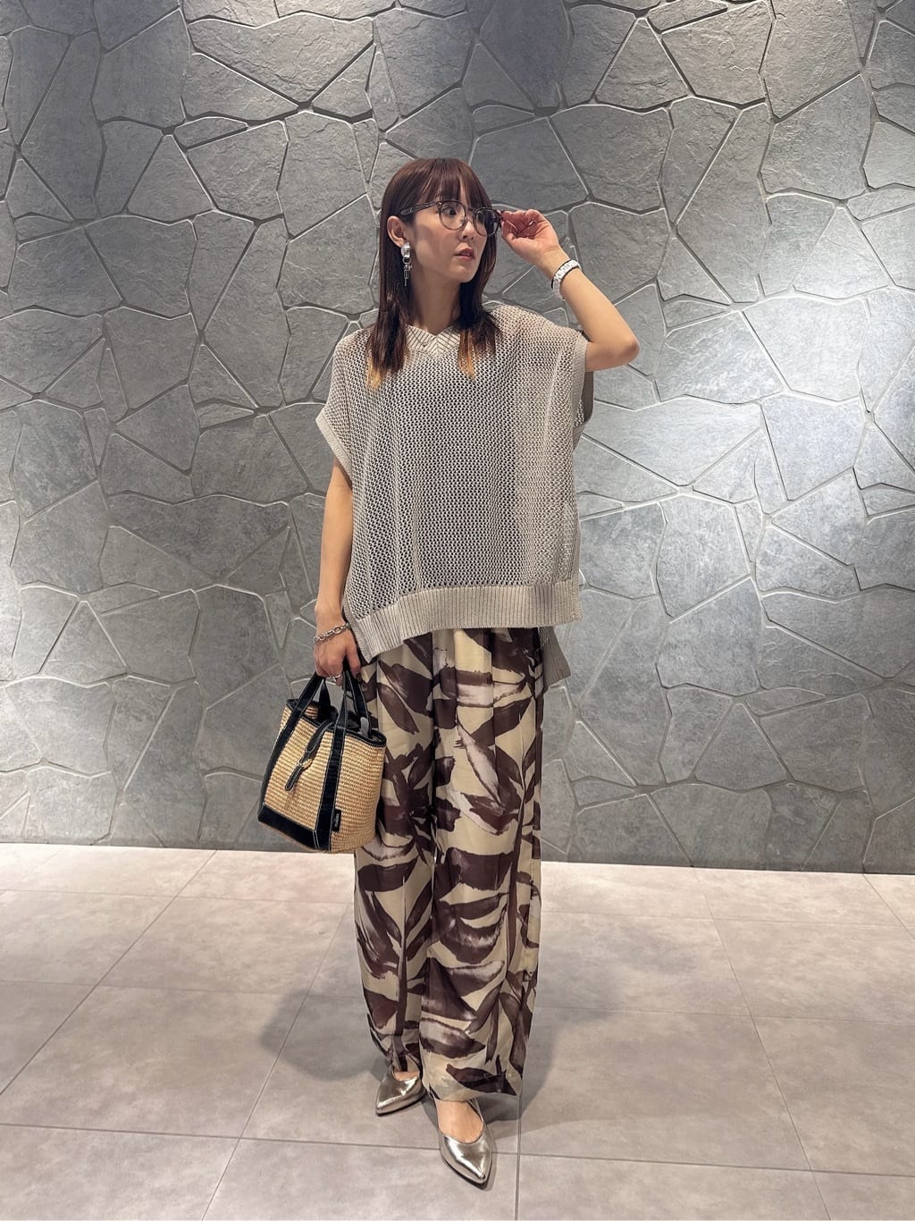 LASUDのボタニカルデザインリラックスワイドパンツを使ったコーディネートを紹介します。｜Rakuten Fashion(楽天ファッション／旧楽天ブランドアベニュー)5501314