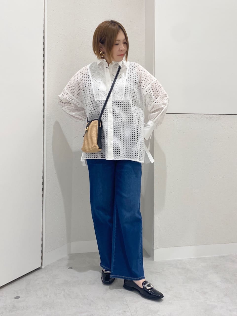 Vinのカットワークレースオーバーシャツを使ったコーディネートを紹介します。｜Rakuten Fashion(楽天ファッション／旧楽天ブランドアベニュー)5506558