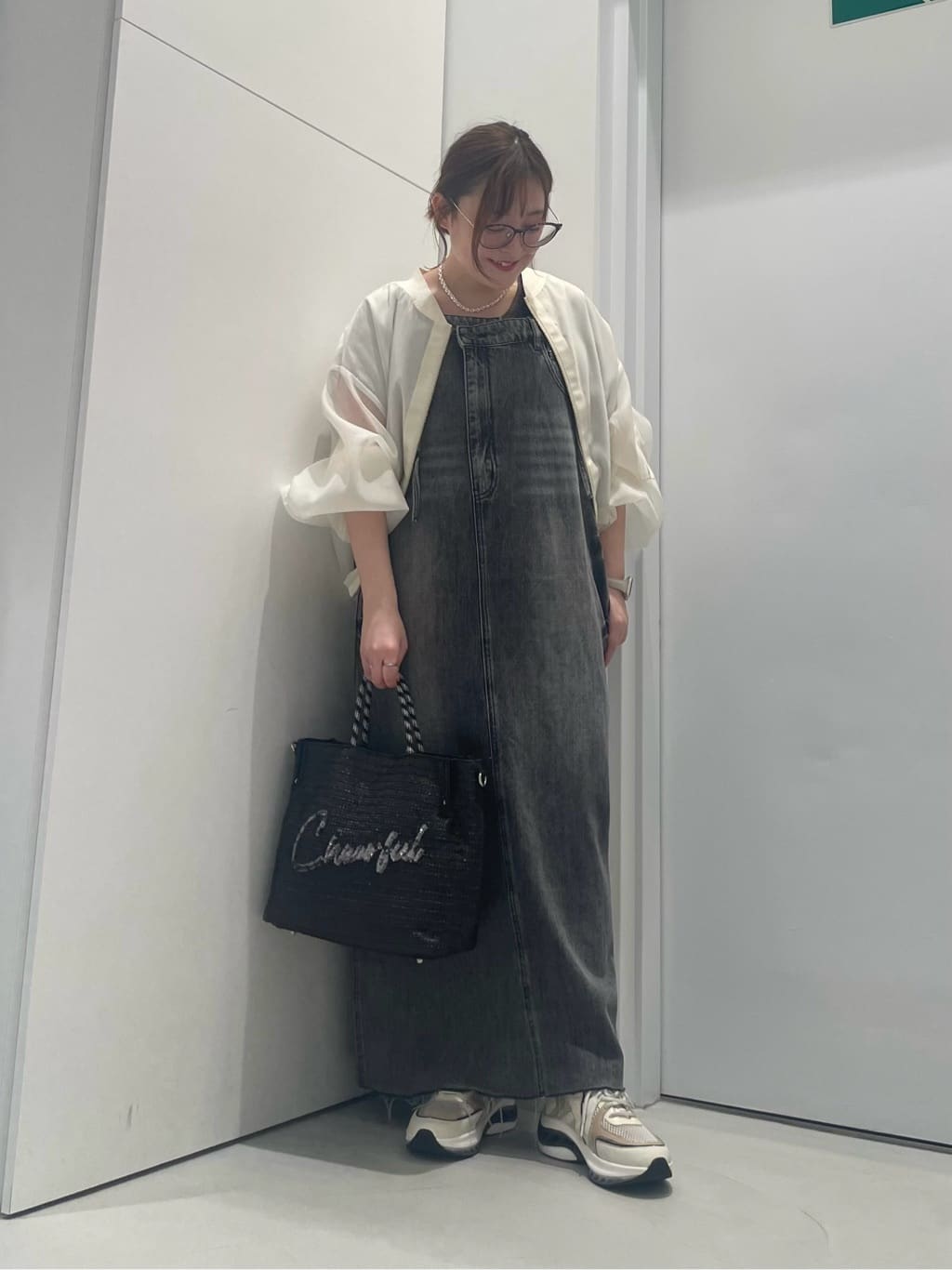 LASUDのアシメフロントデニムジャンパースカート(light gray)を使ったコーディネートを紹介します。｜Rakuten Fashion(楽天ファッション／旧楽天ブランドアベニュー)5521791