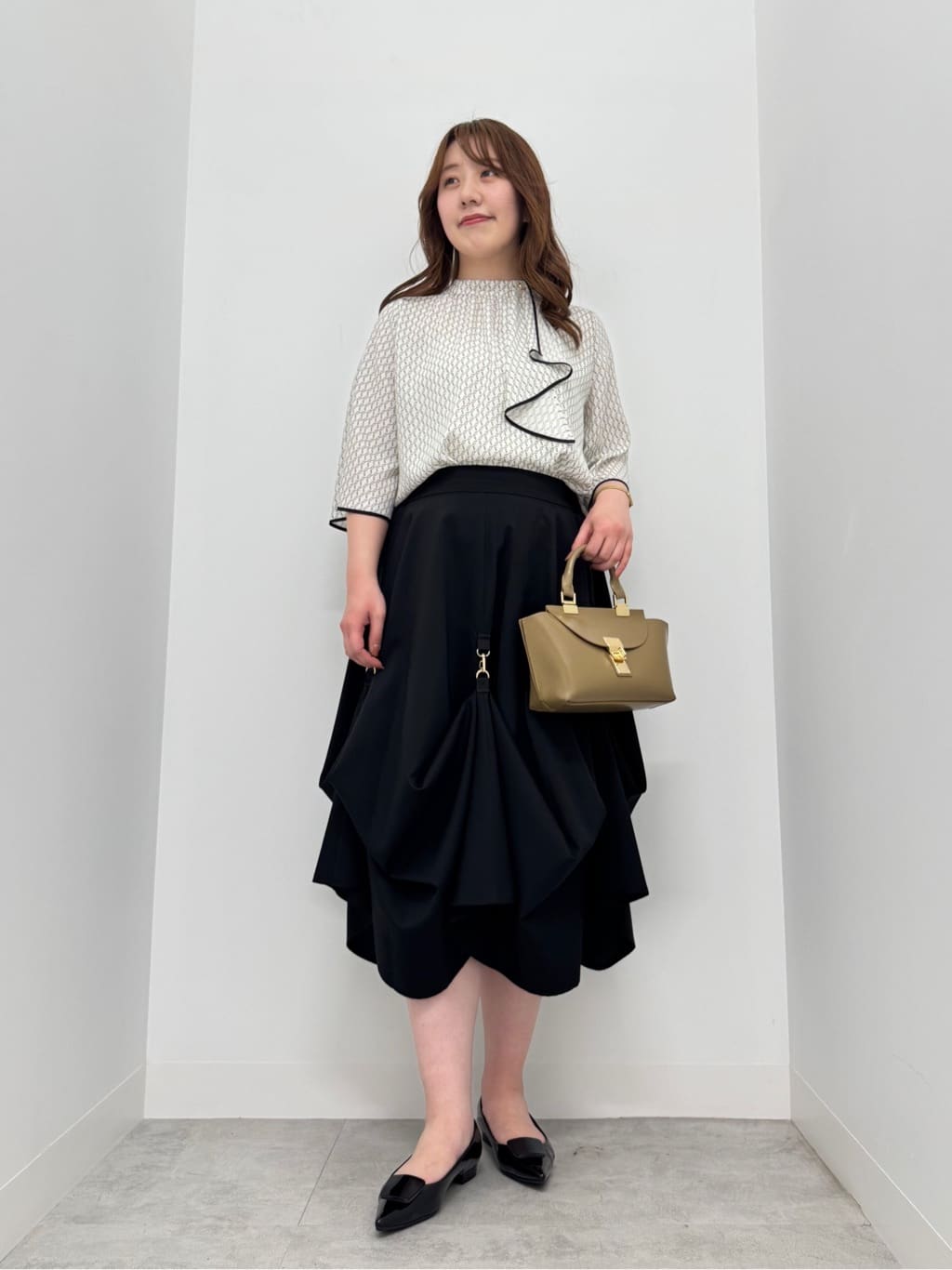 Vinのジオメトリックラッフルタイブラウスを使ったコーディネートを紹介します。｜Rakuten Fashion(楽天ファッション／旧楽天ブランドアベニュー)5524414