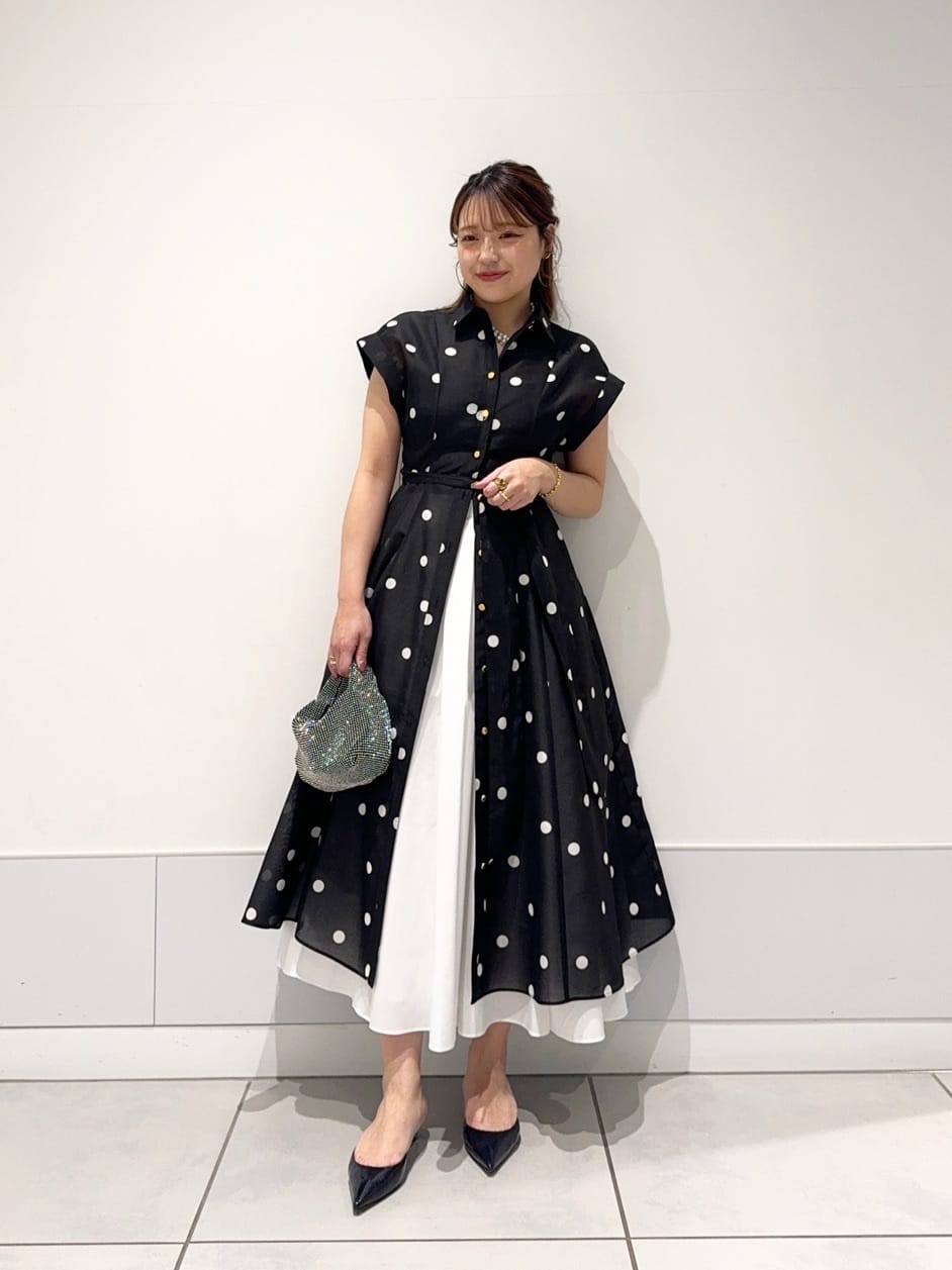 allurevilleの【LOULOU WILLOUGHBY】オーガンドットウエストリボンワンピースを使ったコーディネートを紹介します。｜Rakuten Fashion(楽天ファッション／旧楽天ブランドアベニュー)5524710