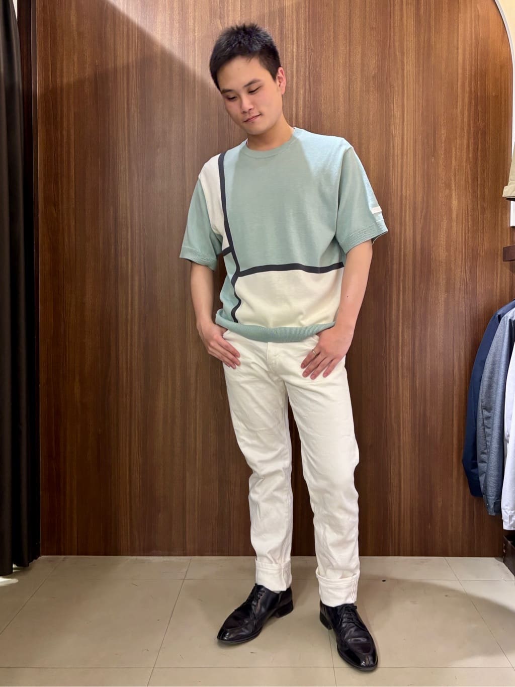 TAKEO KIKUCHIのカラーブロッキング プルオーバー ニットを使ったコーディネートを紹介します。｜Rakuten Fashion(楽天ファッション／旧楽天ブランドアベニュー)5526406
