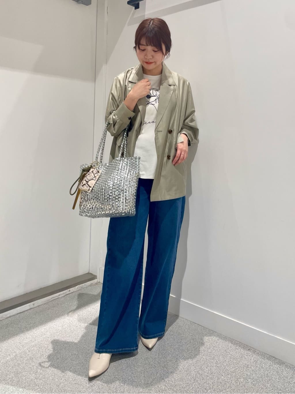 Vinのレディモチーフ刺繍Tシャツを使ったコーディネートを紹介します。｜Rakuten Fashion(楽天ファッション／旧楽天ブランドアベニュー)5527393