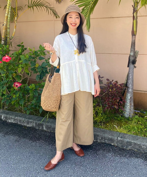 BEAMS HEARTの【洗濯機洗い可】裾ギャザー 麻混シャツブラウス 25SS 半袖を使ったコーディネートを紹介します。｜Rakuten Fashion(楽天ファッション／旧楽天ブランドアベニュー)5528683