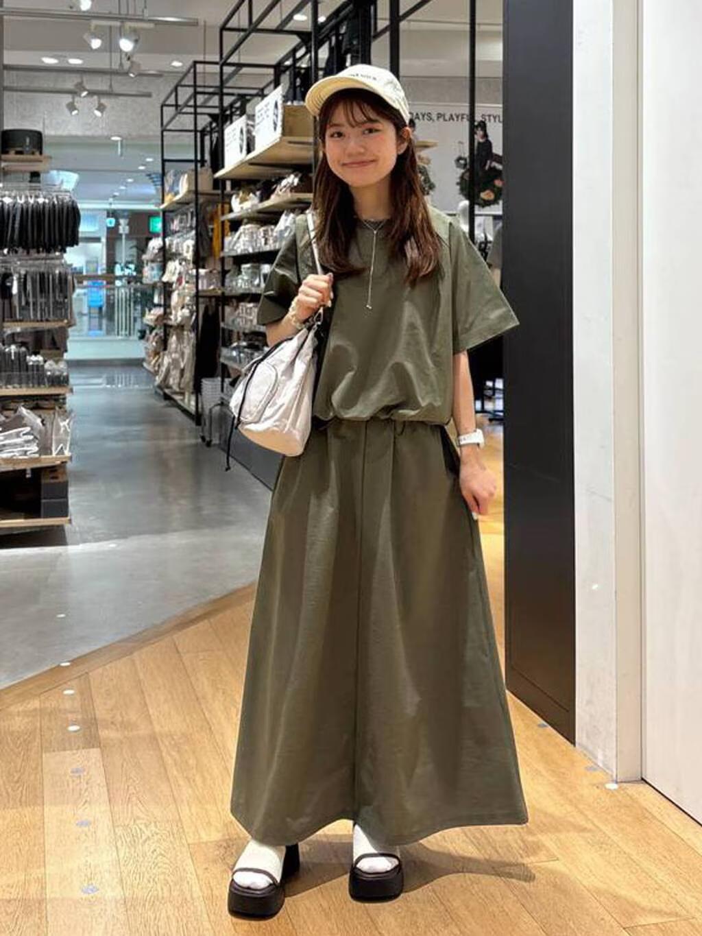 LAKOLEのカットドロストプルオーバーを使ったコーディネートを紹介します。｜Rakuten Fashion(楽天ファッション／旧楽天ブランドアベニュー)5530709