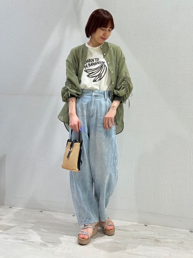 Vinのカットデザインデニムカーブパンツを使ったコーディネートを紹介します。｜Rakuten Fashion(楽天ファッション／旧楽天ブランドアベニュー)5531486