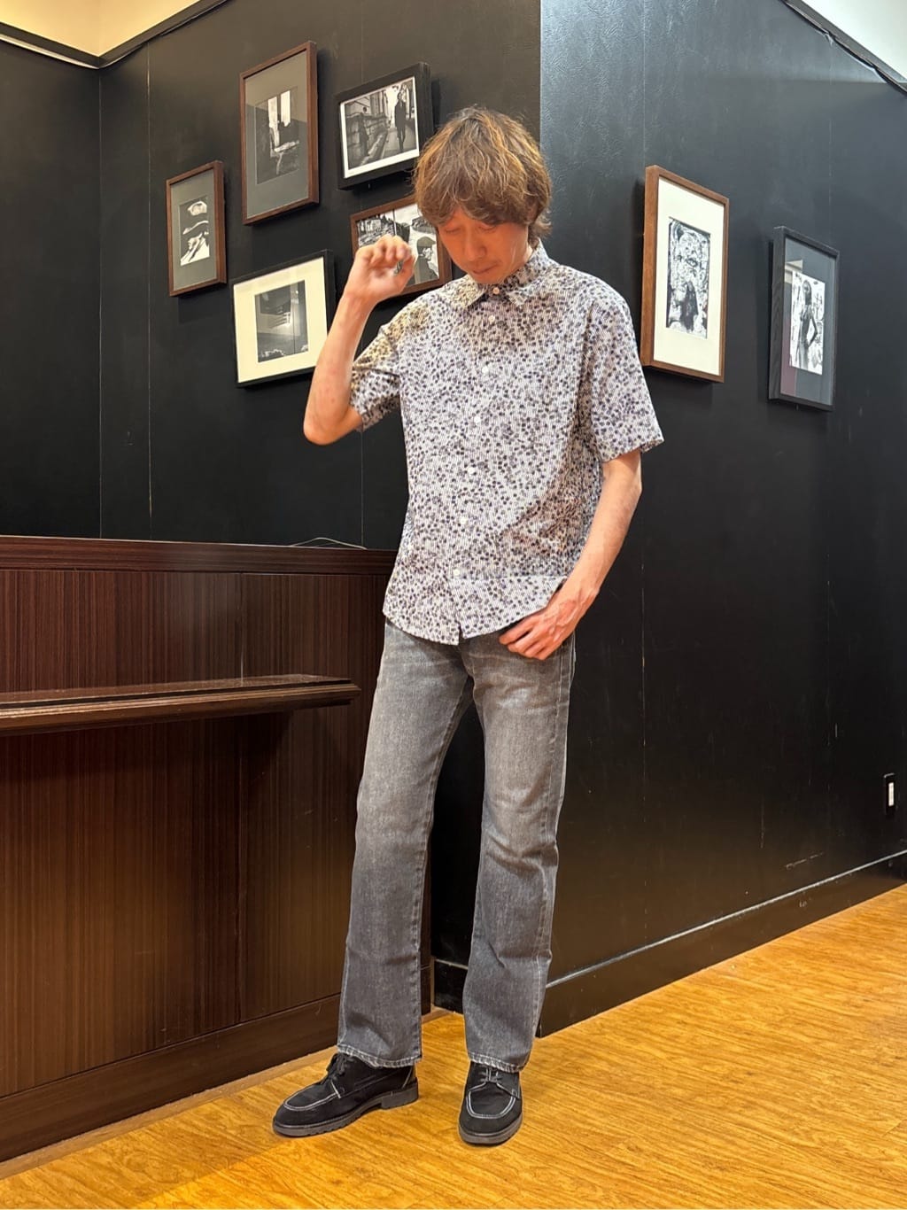 TAKEO KIKUCHIのストライプ小花プリント 半袖シャツを使ったコーディネートを紹介します。｜Rakuten Fashion(楽天ファッション／旧楽天ブランドアベニュー)5531804