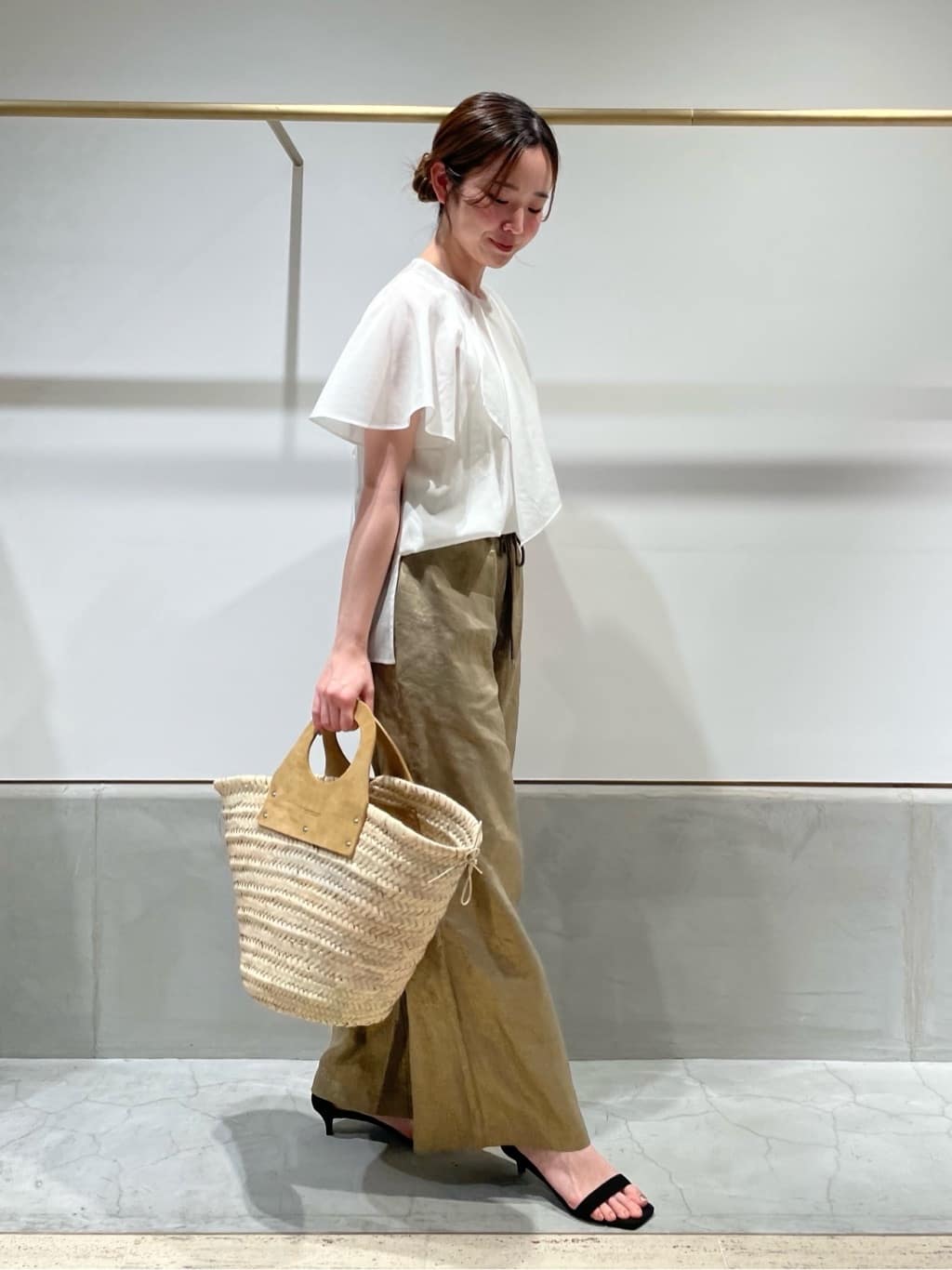 1er ArrondissementのワンサイドケープTブラウスを使ったコーディネートを紹介します。｜Rakuten Fashion(楽天ファッション／旧楽天ブランドアベニュー)5539268