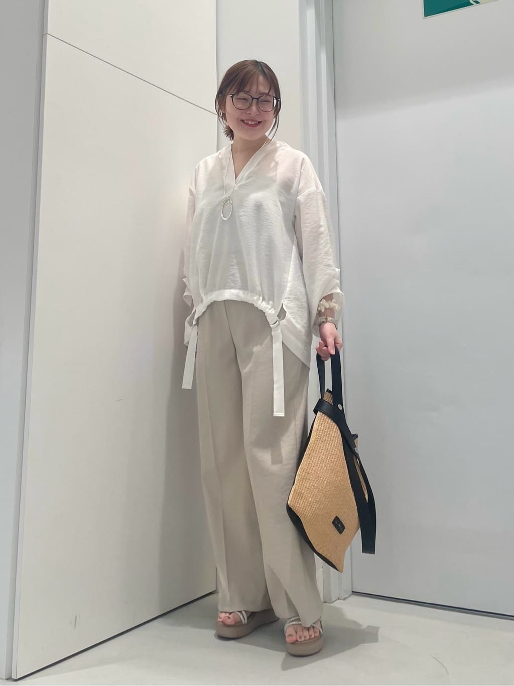 VinのVネックプルオーバーフーディーを使ったコーディネートを紹介します。｜Rakuten Fashion(楽天ファッション／旧楽天ブランドアベニュー)5541489