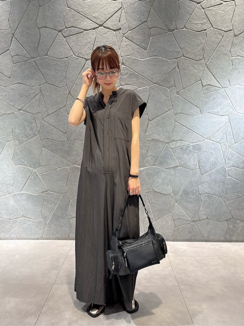 LASUDのバックタックジャンプスーツを使ったコーディネートを紹介します。｜Rakuten Fashion(楽天ファッション／旧楽天ブランドアベニュー)5543146