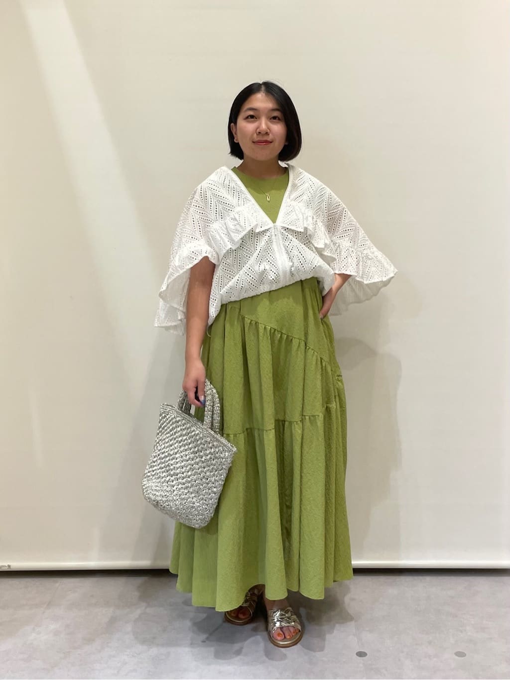 Vinのノースリーブティアードサッカーワンピースを使ったコーディネートを紹介します。｜Rakuten Fashion(楽天ファッション／旧楽天ブランドアベニュー)5555054