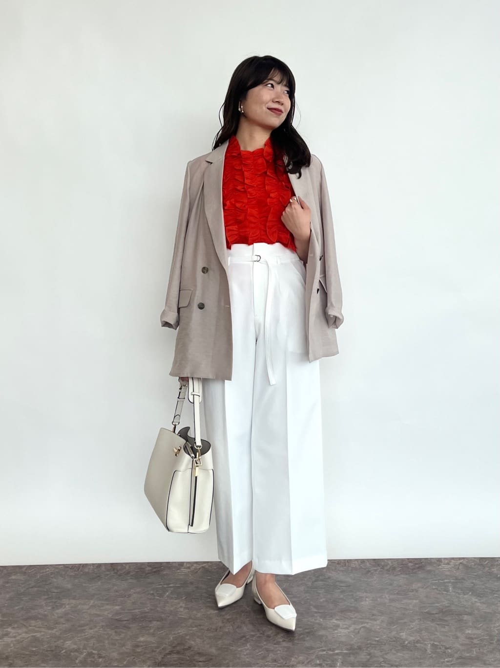 Vinのフロントフリルノースリーブブラウスを使ったコーディネートを紹介します。｜Rakuten Fashion(楽天ファッション／旧楽天ブランドアベニュー)5556373