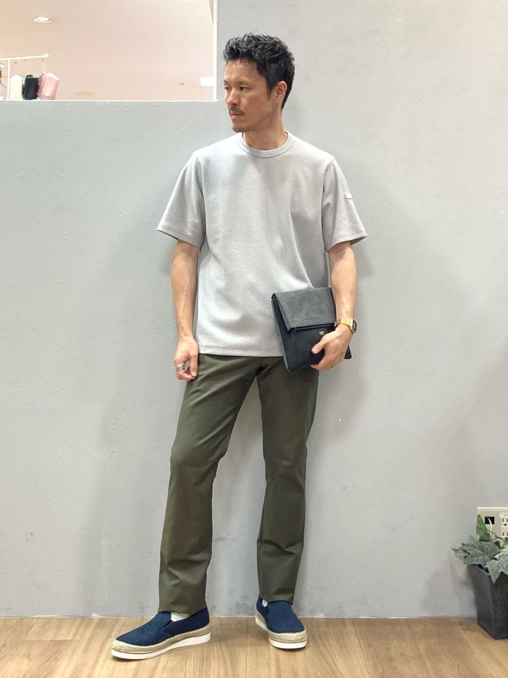 TAKEO KIKUCHIの【尾州織/Made in JAPAN】メランジ Tシャツを使ったコーディネートを紹介します。｜Rakuten Fashion(楽天ファッション／旧楽天ブランドアベニュー)5562565