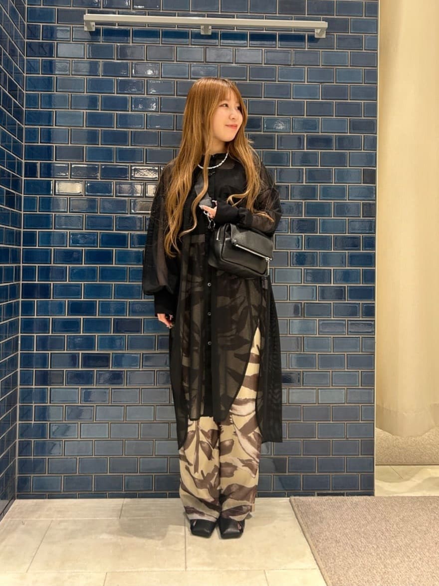 LASUDのボタニカルデザインリラックスワイドパンツを使ったコーディネートを紹介します。｜Rakuten Fashion(楽天ファッション／旧楽天ブランドアベニュー)5563102