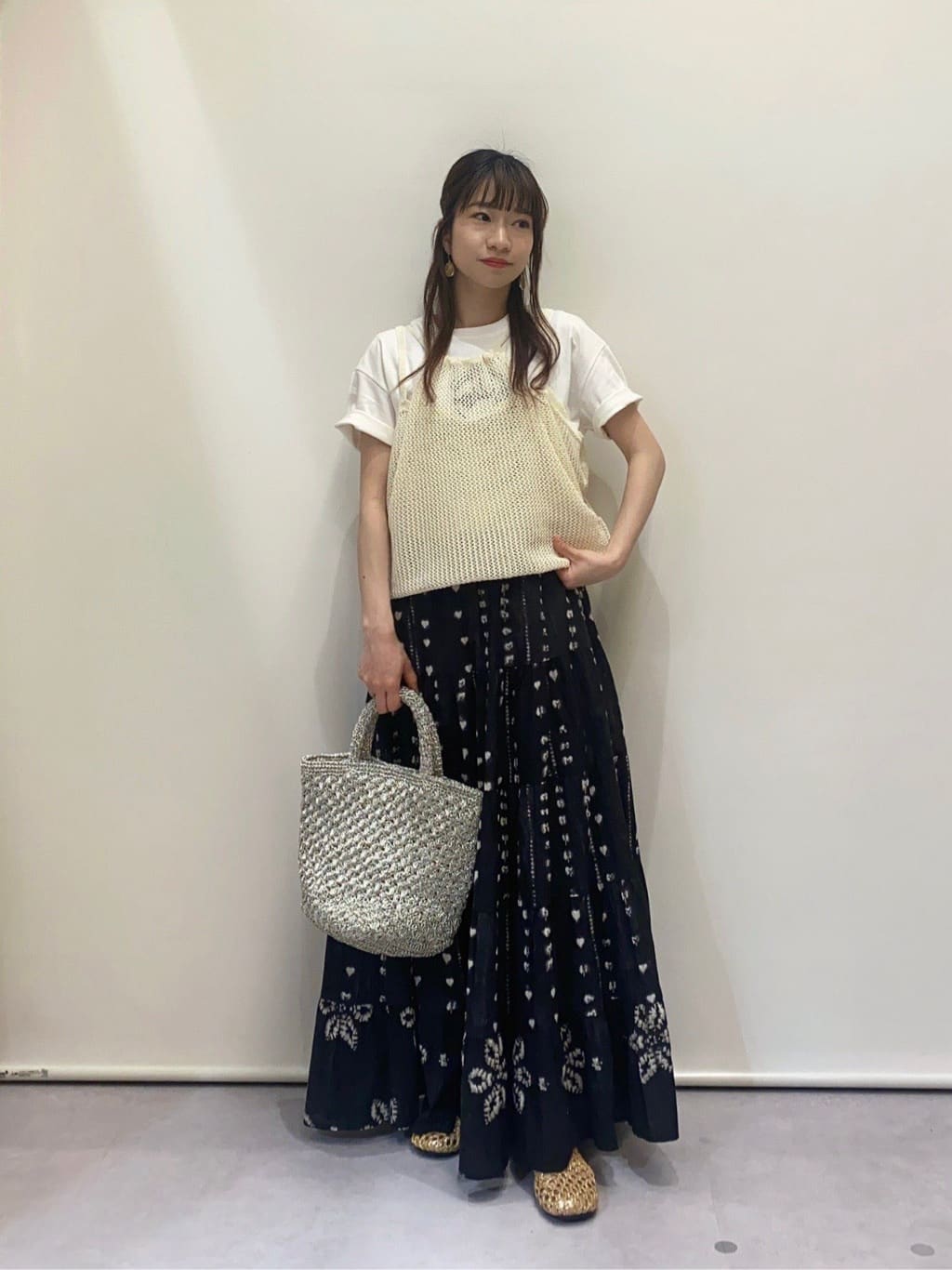 Vinのレディモチーフ刺繍Tシャツを使ったコーディネートを紹介します。｜Rakuten Fashion(楽天ファッション／旧楽天ブランドアベニュー)5563337