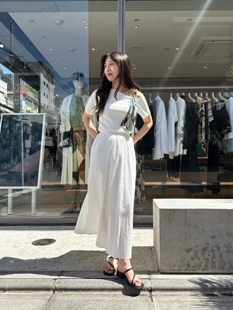 LOVELESSのスカーフコンビカットアウトニットを使ったコーディネートを紹介します。｜Rakuten Fashion(楽天ファッション／旧楽天ブランドアベニュー)5567447