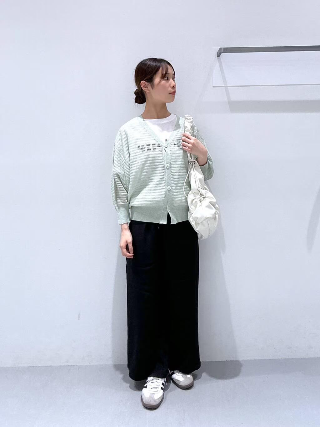 LAKOLEの透かし編みVネックカーディガンを使ったコーディネートを紹介します。｜Rakuten Fashion(楽天ファッション／旧楽天ブランドアベニュー)5567490