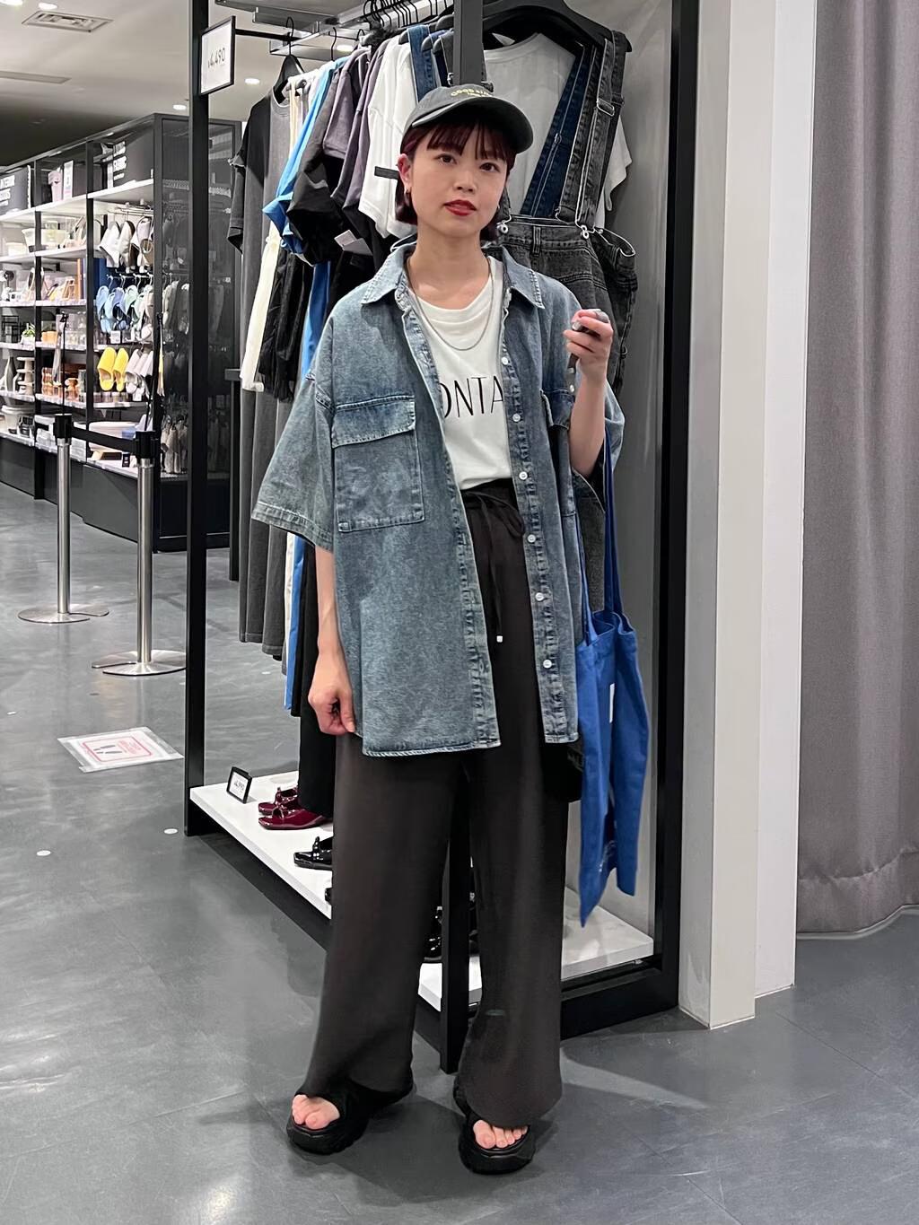 LAKOLEのケミカルウォッシュシャツ半袖を使ったコーディネートを紹介します。｜Rakuten Fashion(楽天ファッション／旧楽天ブランドアベニュー)5567494