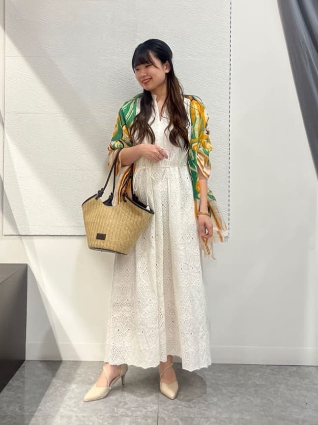 Vinのカットワークレースノースリーブワンピースを使ったコーディネートを紹介します。｜Rakuten Fashion(楽天ファッション／旧楽天ブランドアベニュー)5569799