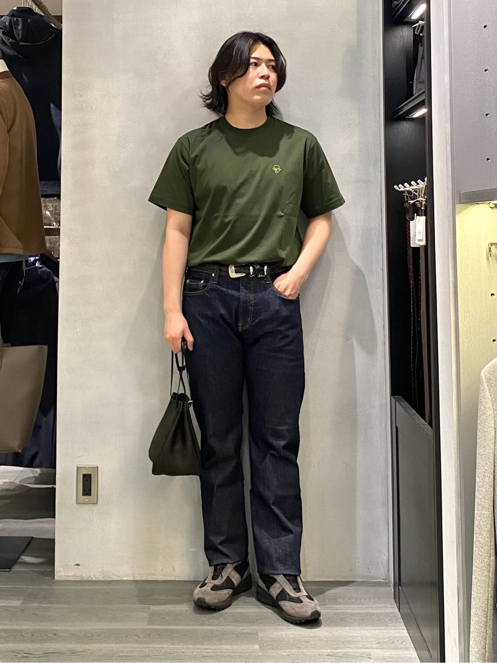 TAKEO KIKUCHIのワンポイント カラー刺繍 Tシャツを使ったコーディネートを紹介します。｜Rakuten Fashion(楽天ファッション／旧楽天ブランドアベニュー)5569931