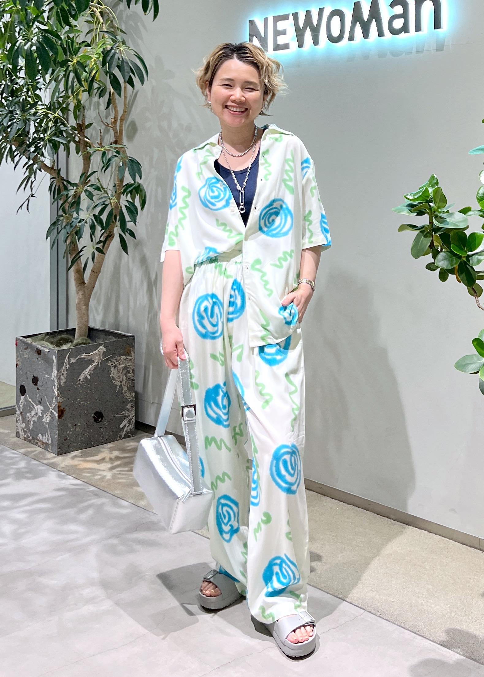 SALON adam et rope'のHug Silk ラウンドネックタンクトップを使ったコーディネートを紹介します。｜Rakuten Fashion(楽天ファッション／旧楽天ブランドアベニュー)5669029