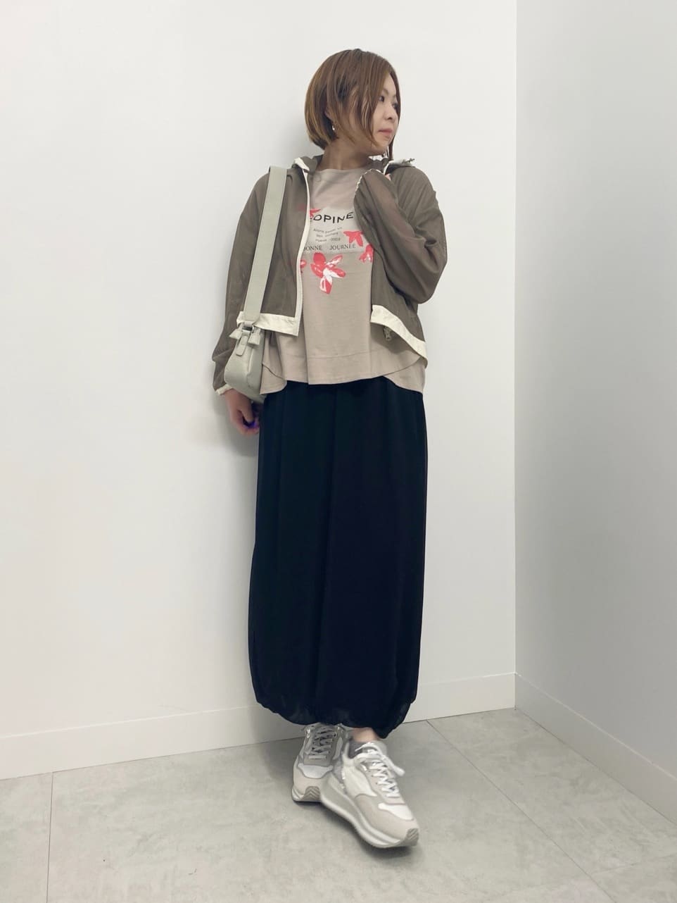 VinのフラワープリントTEEを使ったコーディネートを紹介します。｜Rakuten Fashion(楽天ファッション／旧楽天ブランドアベニュー)5578743