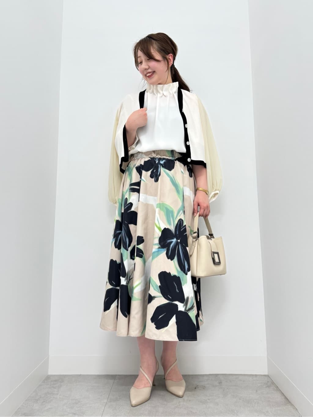 Vinのサテンギャザーネックフレアスリーブブラウスを使ったコーディネートを紹介します。｜Rakuten Fashion(楽天ファッション／旧楽天ブランドアベニュー)5586727