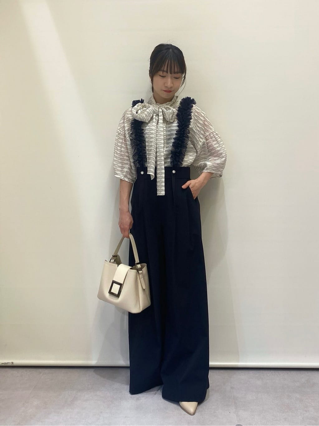 Vinのスクエアバックルハンドバッグを使ったコーディネートを紹介します。｜Rakuten Fashion(楽天ファッション／旧楽天ブランドアベニュー)5588142