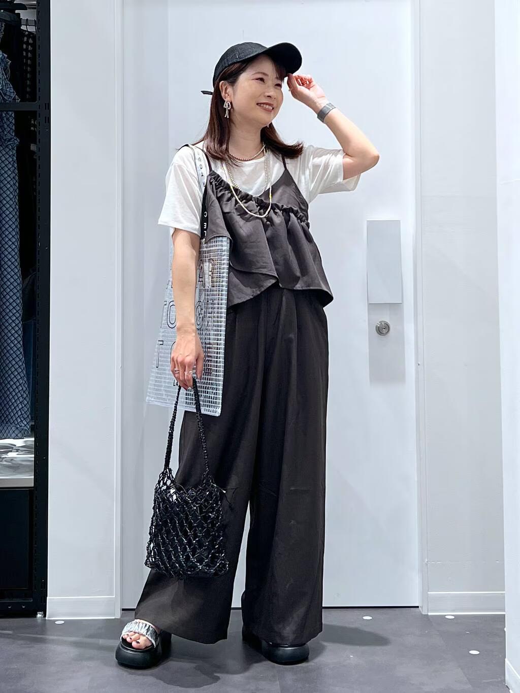 LAKOLEのギャザーフリルサロペットを使ったコーディネートを紹介します。｜Rakuten Fashion(楽天ファッション／旧楽天ブランドアベニュー)5603762